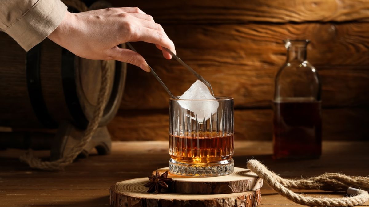 ¿El whisky se toma solo o con hielo?